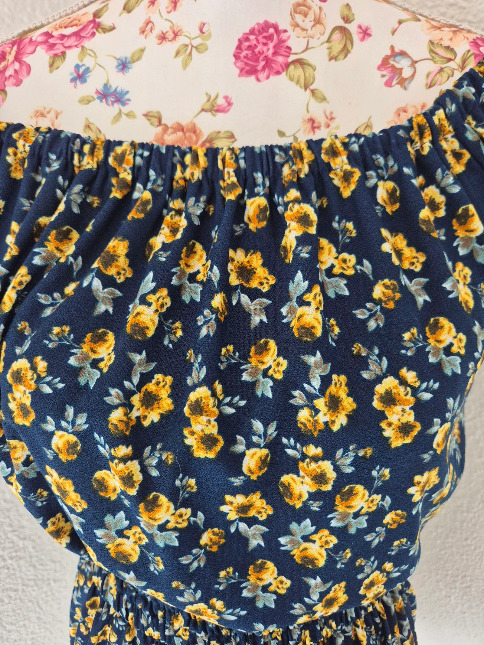 Combishort Mango Basics T36/S – azul marinho com flores amarelas, ombros descobertos, estilo boêmio chique – photo 3